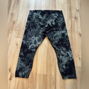 Lululemon tights in size 16. Excellent condition.